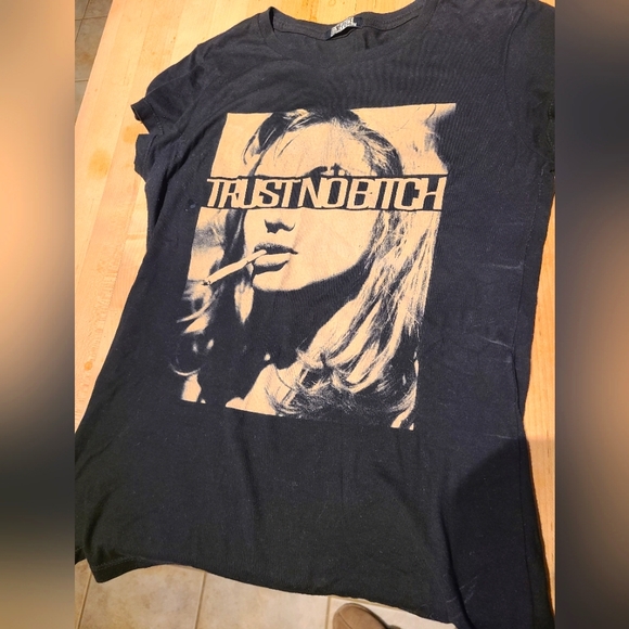 Trust no bitch Tshirt - Picture 1 of 2